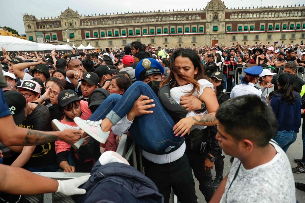 Sacan a niños y a mujer por riesgo de asfixia en Zócalo de CDMX en concierto de Grupo Firme