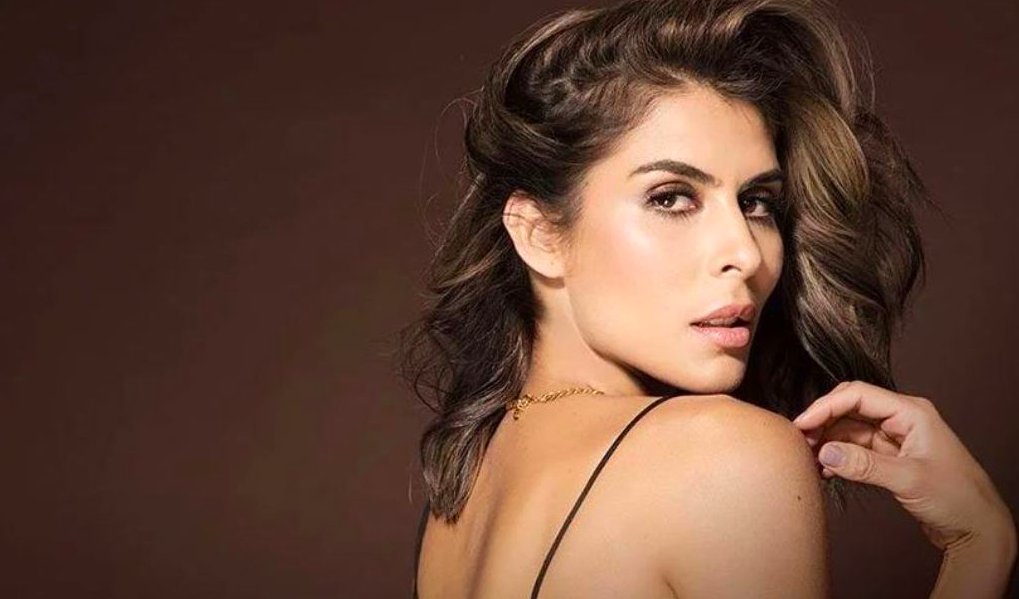 Maria León se inspira para componer en sensual fotografía