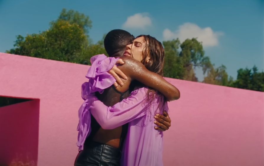 Elton John y Britney Spears estrenan video hecho en la Ciudad de México