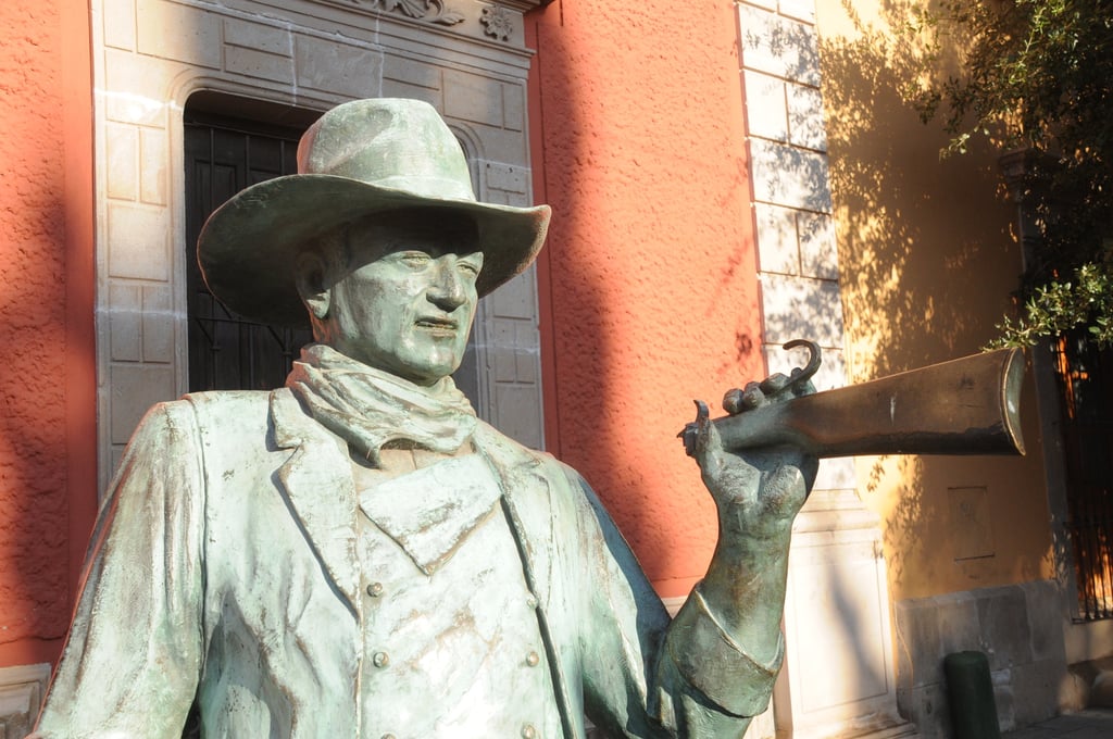 Reubicarán estatuas de paseo Constitución a calle Hidalgo