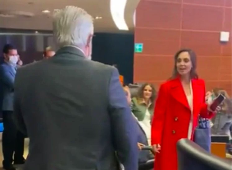 Lilly Téllez increpa al senador José Narro