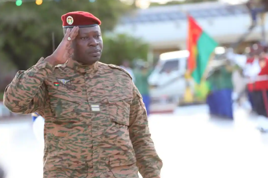 Líder derrocado de Burkina Faso huyó hacia Togo para presentar su renuncia