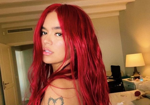 Karol G sorprende mostrándose con su torso sin ropa