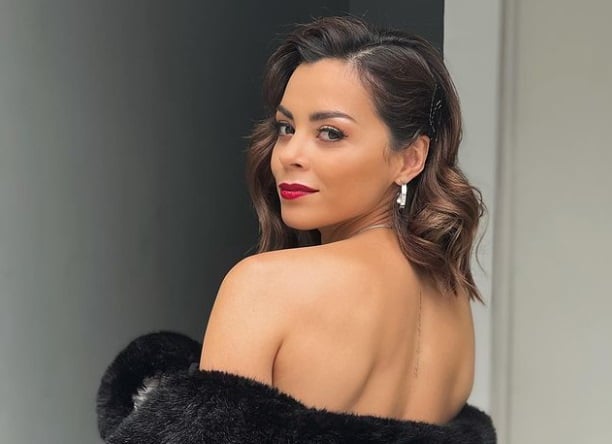 Gaby Ramírez muestra sus piernas con minifalda