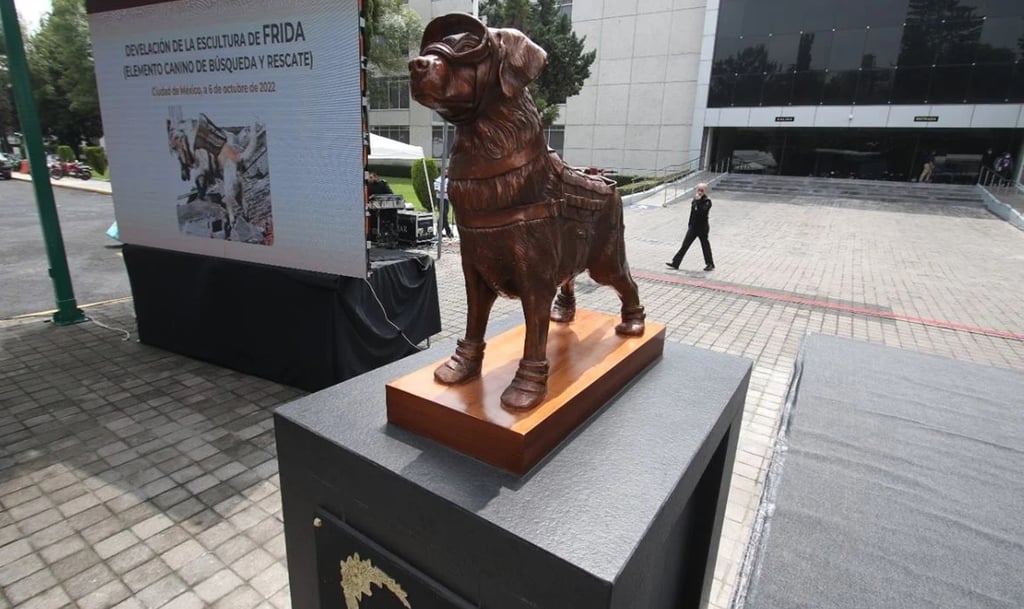 Dedican escultura a la perrita rescatista 'Frida'