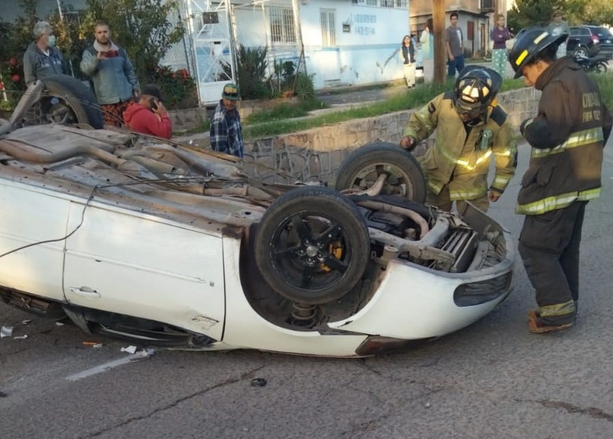 Volcadura en la colonia Santa María deja una persona lesionada