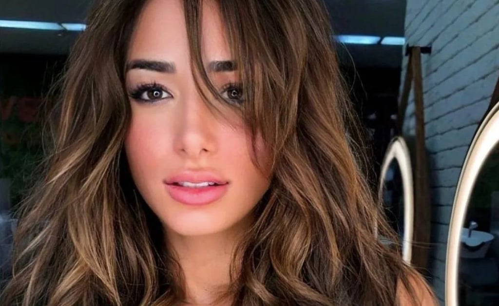 Bru Luccas modela su figura fitness caminando con bikini en la calle