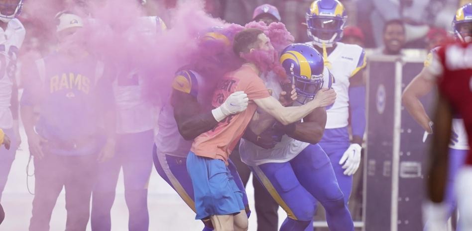 Sujeto que ingresó al campo y fue tacleado por Bobby Wagner presentó una denuncia