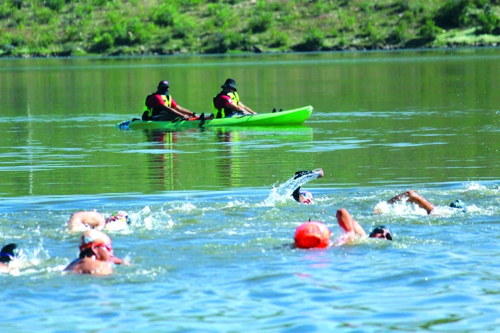Nadaron por su corazón en la presa