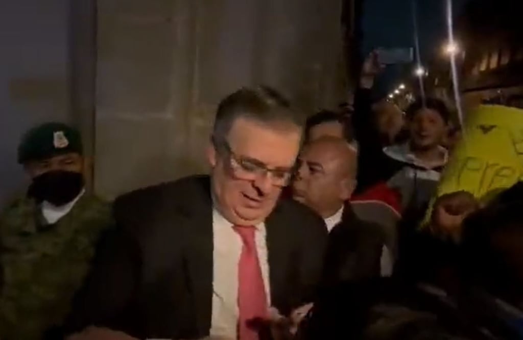 Llevan serenata a Marcelo Ebrard en Palacio Nacional por su cumpleaños 63