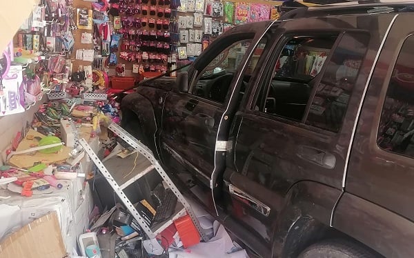 Pierde el control de su vehículo y termina dentro de negocio en el ...