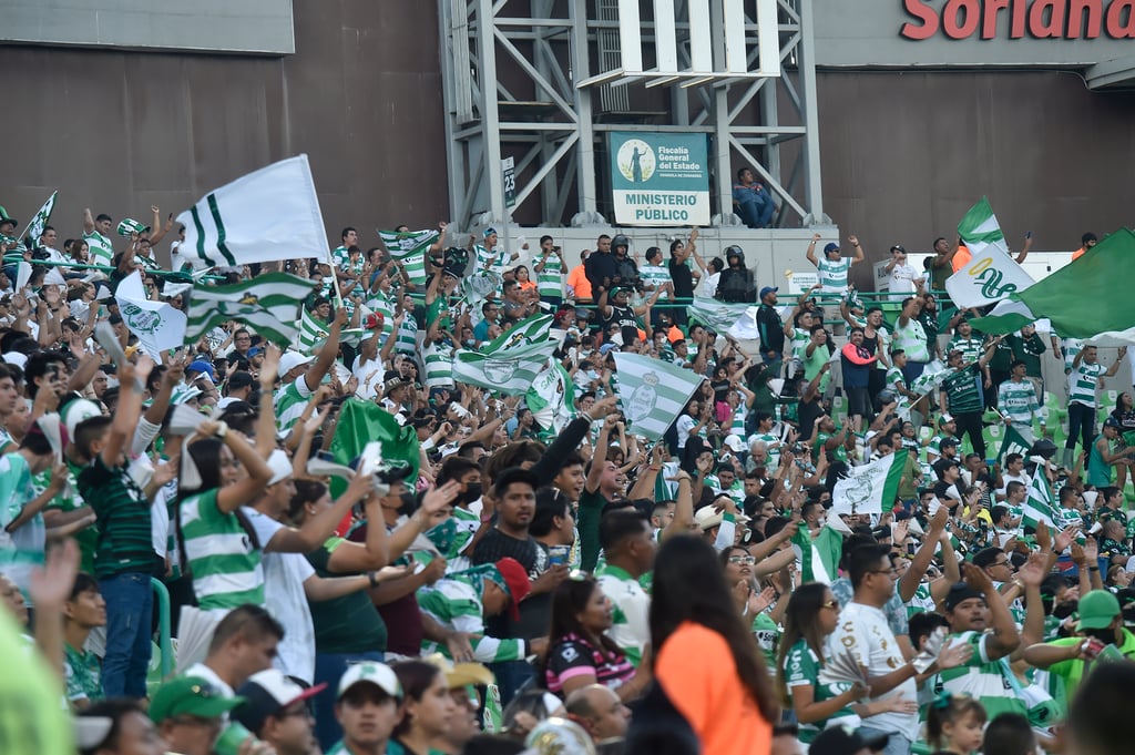 Noche de contrastes en el estadio Corona