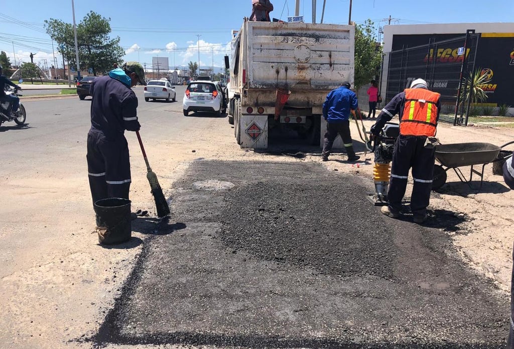 Avanzan en obras de pavimentación y bacheo de las calles de Durango