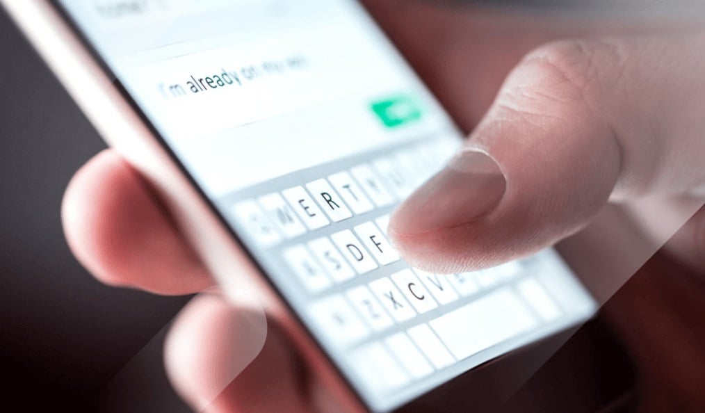 ¿Cómo puedo leer mensajes de WhatsApp sin abrir la conversación?