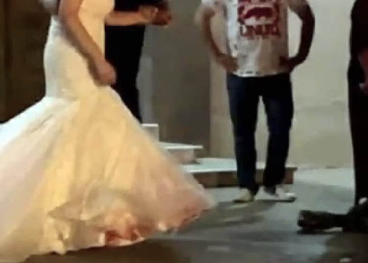 Foto de novia con vestido ensangrentado se hace viral; matan a esposo al terminar misa