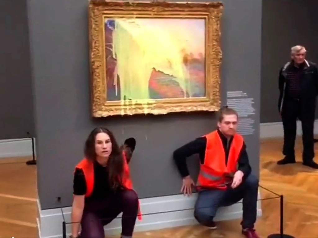 Activistas atacan cuadro de Monet