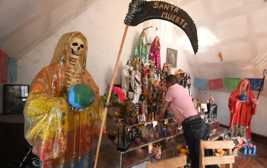 Con capilla, agradecen favores a la Santa Muerte en Gómez Palacio
