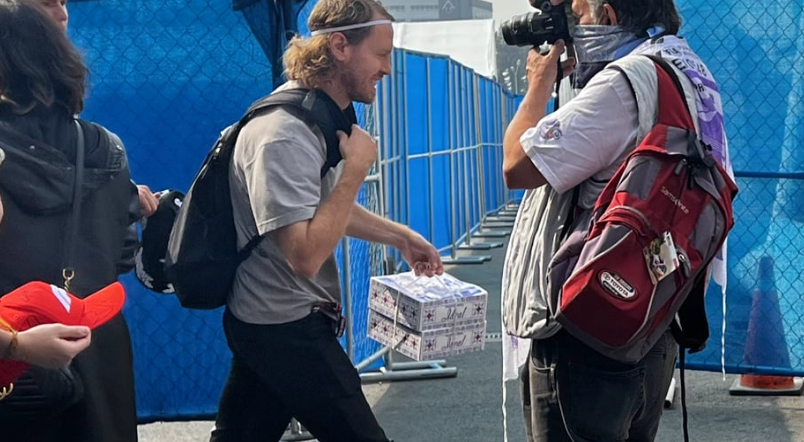 Sebastian Vettel llegó al Autódromo Hermanos Rodríguez con un pastel