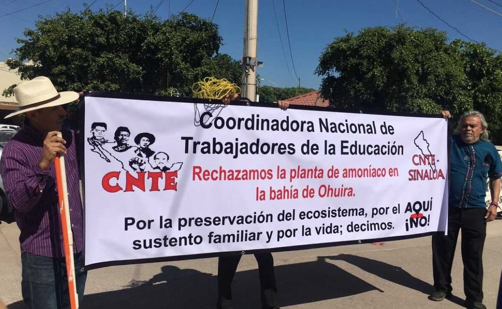 Afuera de evento de AMLO se manifiestan contra planta de amoniaco