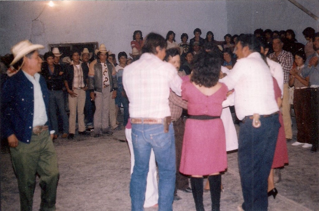 Habitantes de las comunidad de J. Isabel Robles (antes Santa Cruz de Rancherías), bailando unas 'cuadrillas'.
