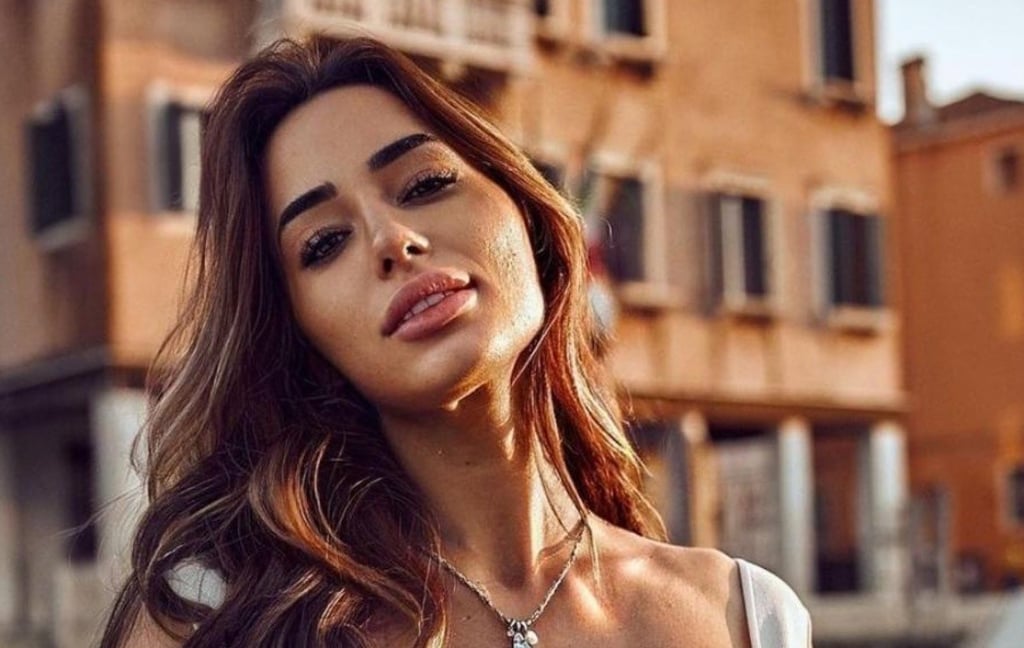 Bru Luccas muestra sus atributos en lencería desde un balcón en Milán