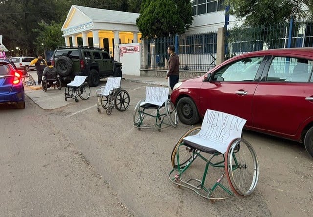 Colocan sillas de ruedas en estacionamientos para concientizar sobre discapacidad