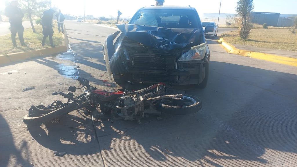 Jóvenes motociclistas resultan heridos de gravedad en choque frontal