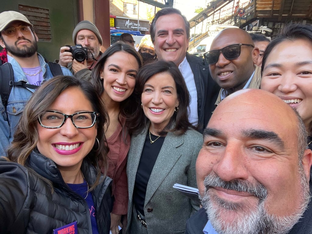 Kathy Hochul y Alexandria Ocasio-Cortez unen fuerzas en jornada electoral en Queens