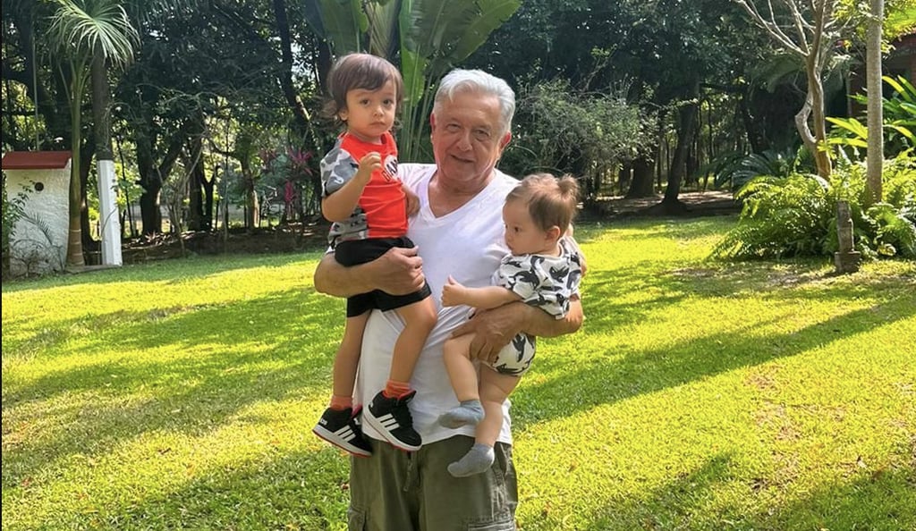 AMLO presume a sus 'acarreados'; muestra a sus nietos para su cumpleaños este domingo