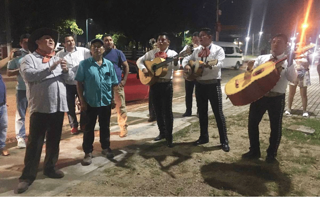 Llevan mariachi y le dedican 'Las mañanitas' a AMLO por su cumpleaños