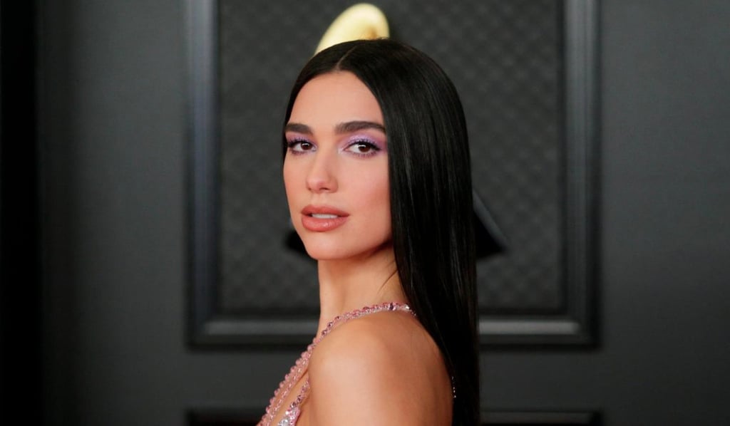 Dua Lipa enloquece a sus fans con vestido de malla