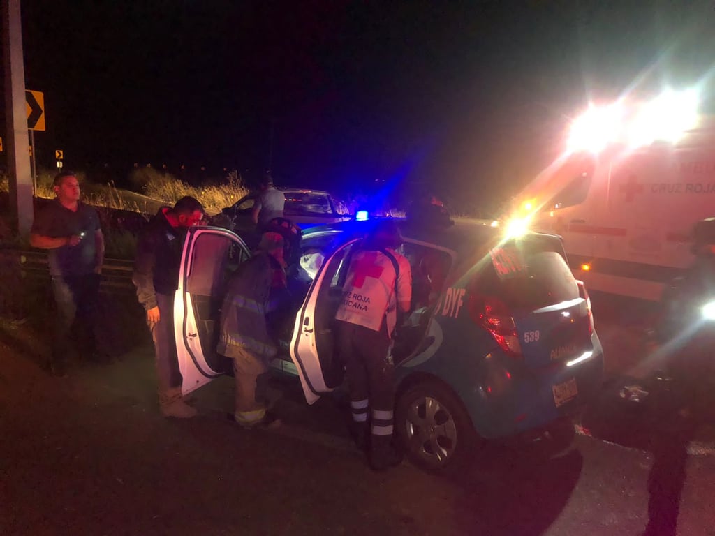 Choque de taxi en distribuidor vial de Durango deja 2 muertos