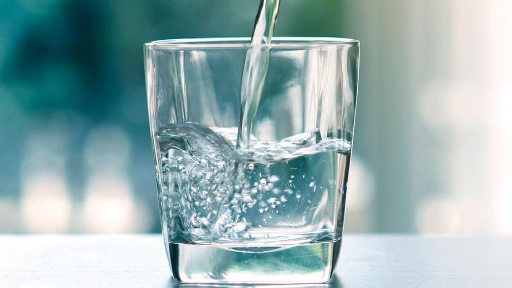3 beneficios del agua alcalina que debes conocer