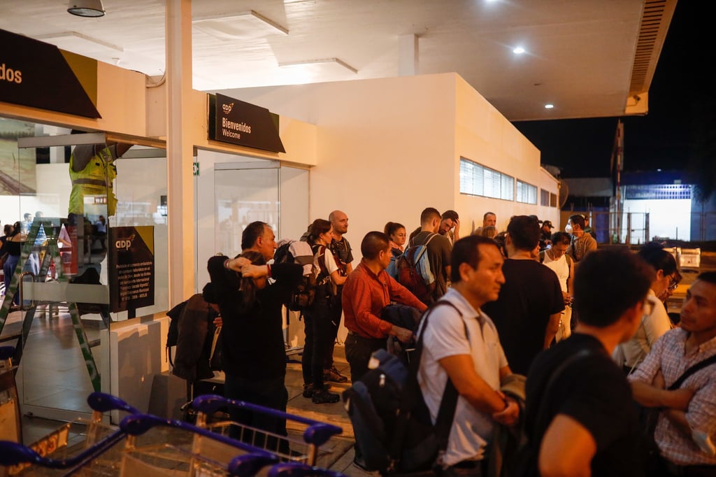 Más de 700 extranjeros llegan a Perú por medios alternos tras choque de avión