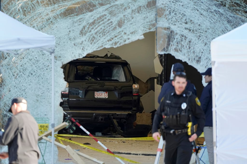 Auto se estrella contra tienda Apple en Massachusetts, muere uno y hay 16 heridos