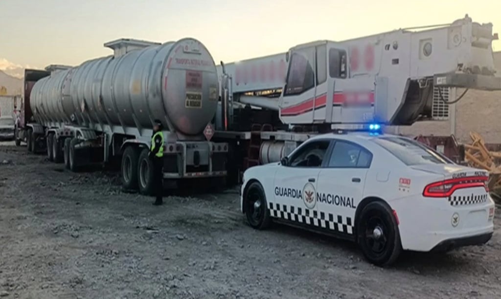 Guardia Nacional asegura un tractocamión cargado de 62 mil litros de combustible en la Laguna