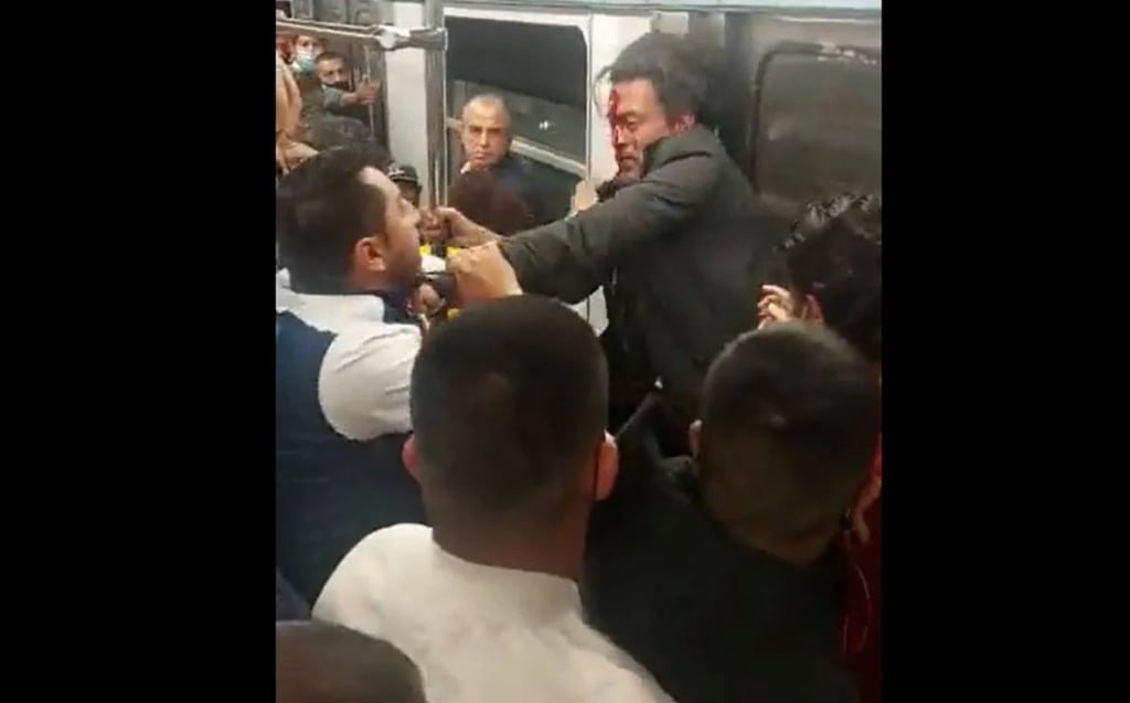 VIDEO: '¡Tengo Sida!', hombre le escupe a otro durante pelea en Metro