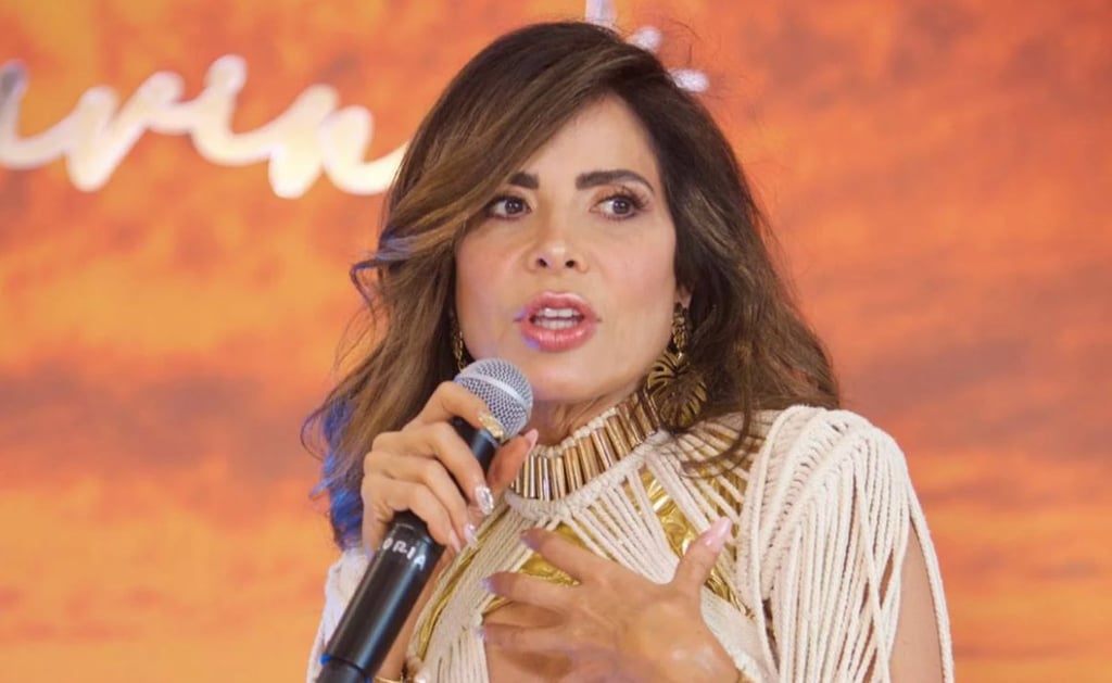 Gloria Trevi se queda en lencería sobre el escenario