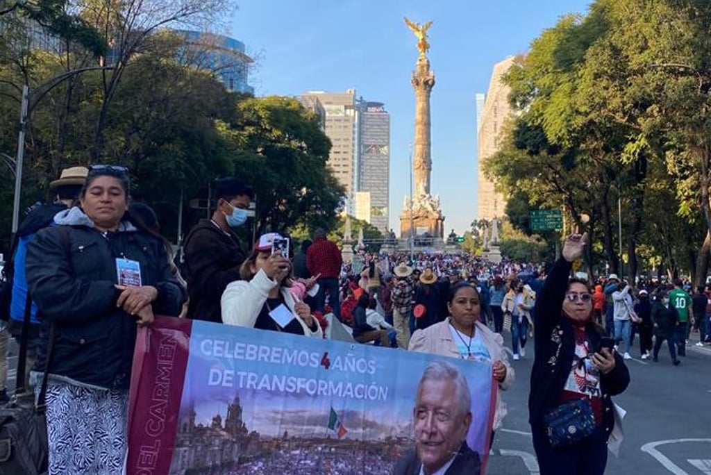 Simpatizantes de AMLO llenan Glorieta del Ángel de la Independencia