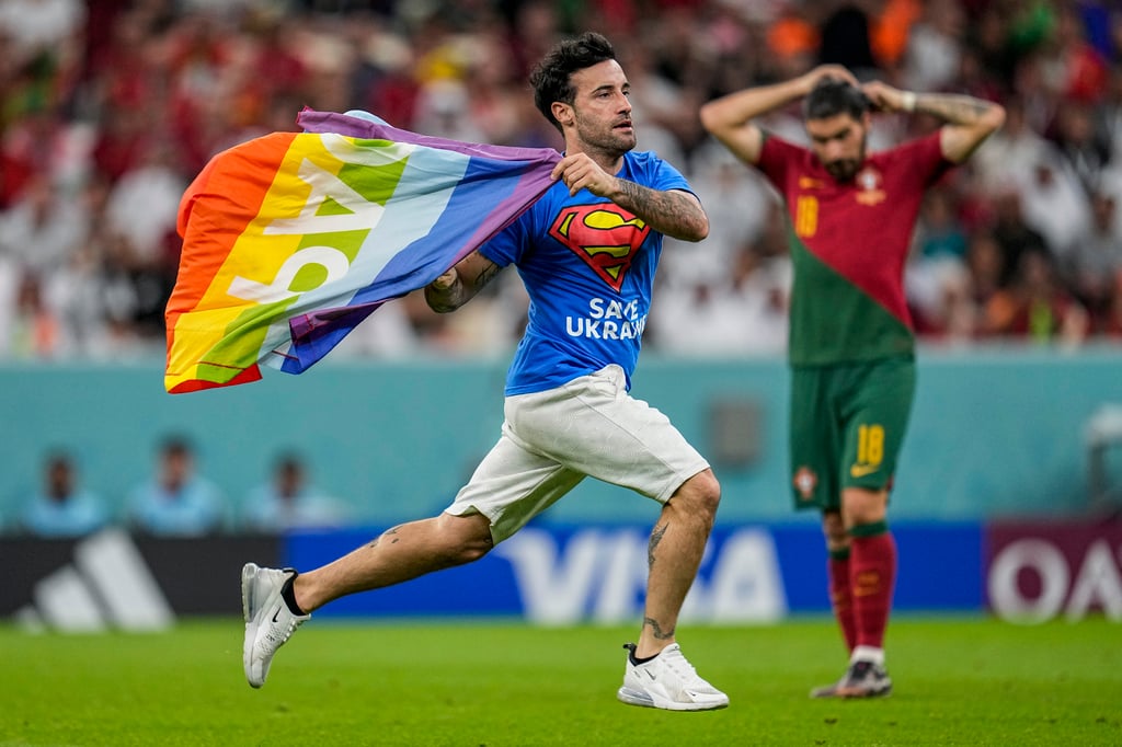 VIDEO: Aficionado ingresa a la cancha en partido de Portugal vs. Uruguay con bandera de la comunidad LGBT
