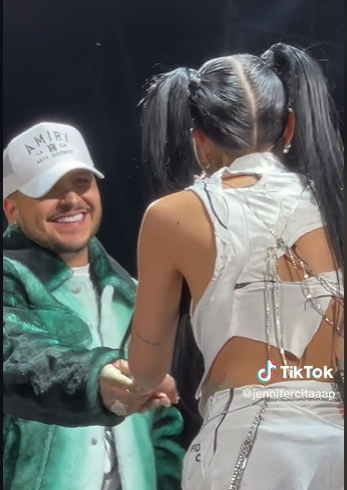 VIDEO: Cazzu y Christian Nodal sorprenden al aparecer cantando en el escenario