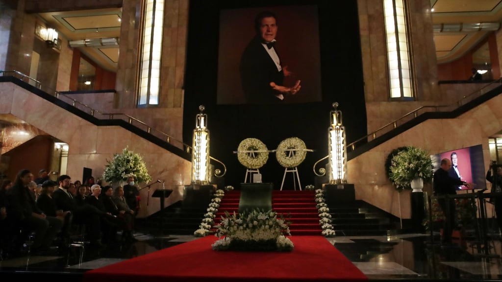 Familiares y amigos despiden a Héctor Bonilla en Bellas Artes