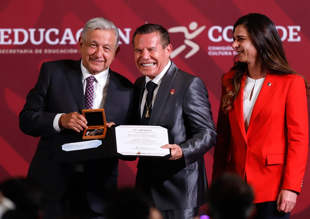Reconocen a Julio César Chávez y 'Checo' Pérez con Premio Nacional del Deporte