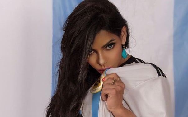 Suzy Cortez se pone la playera de Messi para apoyarlo con sus 'encantos'