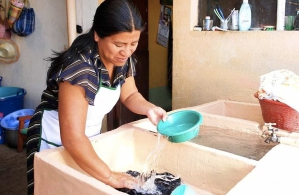Mujeres contribuyen 2.6 veces más en las labores del hogar