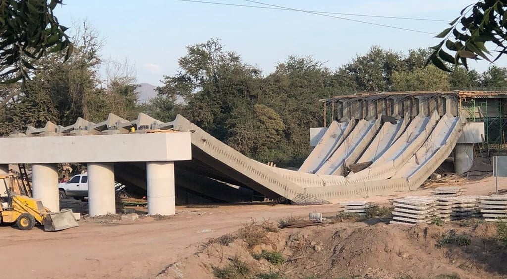 Se desploma puente sobre río Quelite en Sinaloa, lo atribuyen a error humano