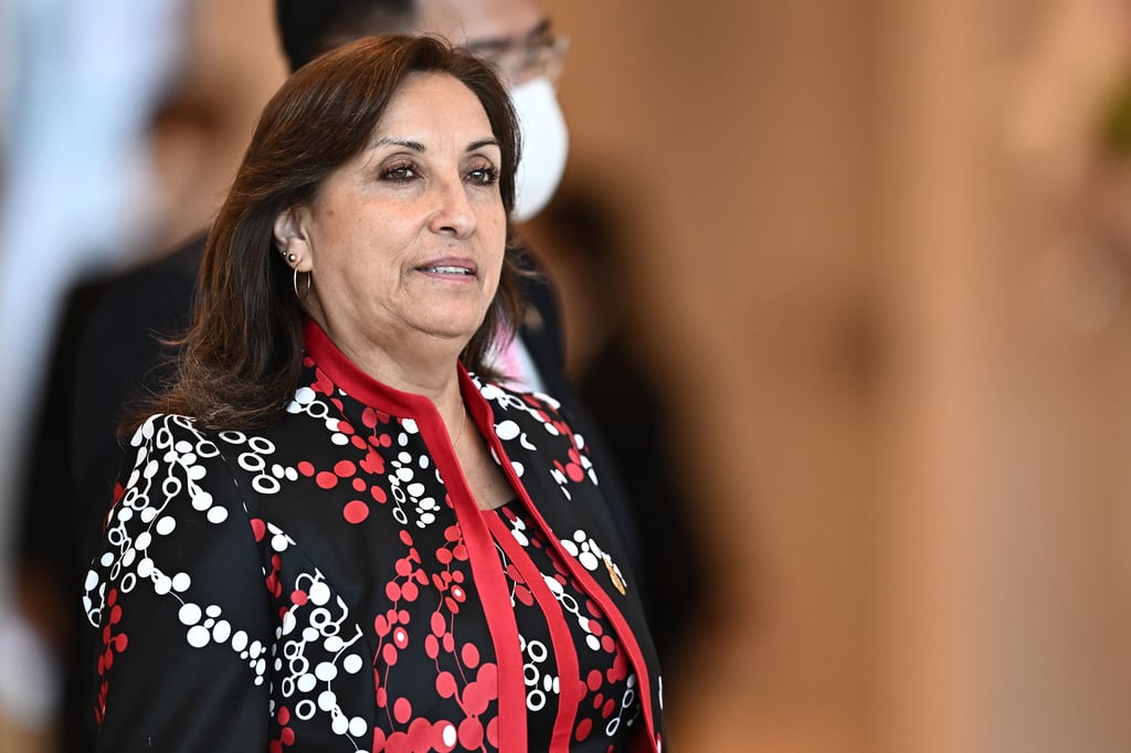 Dina Boluarte jura como la primera presidenta de la historia de Perú