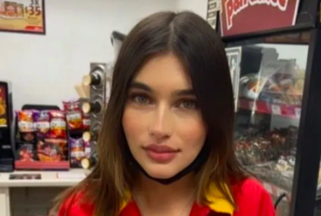 Cajera de Oxxo impone estilo con elegantes minifaldas