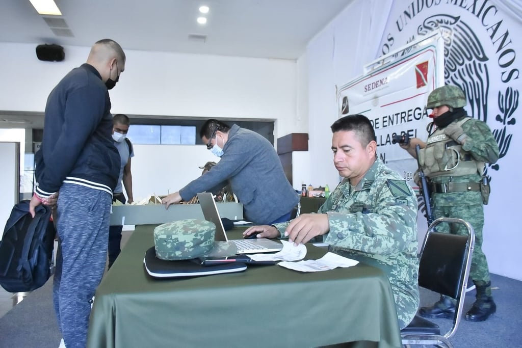 Cientos reciben Cartilla liberada