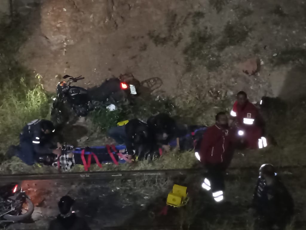 Dos motos cayeron a las vías del Cerro de Mercado; hay un muerto y dos lesionados